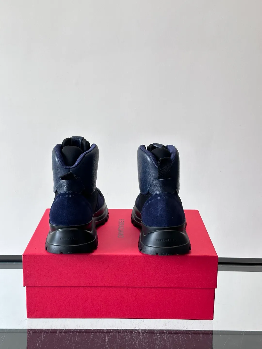 Men's shoes 💰960 Ferragamo's thick-soled lace-up short boots are made of suede + fabric splicing. They have a delicate texture and are breathable. The black rubber thick soles are wear-resistant and have strong traction. They can be worn every day outdoors! The shoelaces are super vibrant and the metal fastener details are perfect. The boot shaft is adjustable, comfortable and stable to wear. It goes well with workwear style or casual style in autumn and winter. It is warm and fashionable. It is suitable for outdoor activities or daily commuting! size: 39-44 (customized at 38.45.46)